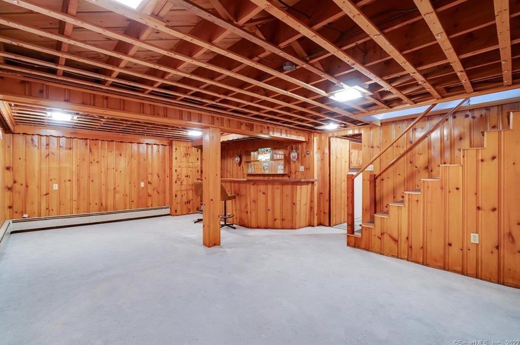 102 Crst St, Hartford CT 06109-2604 exterior