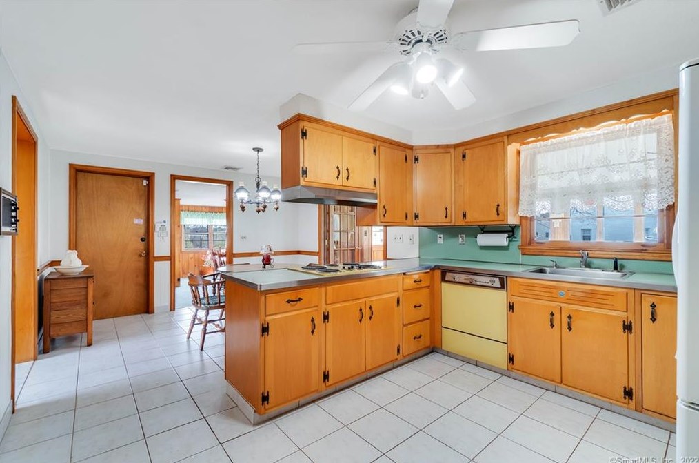 102 Crst St, Hartford CT 06109-2604 exterior