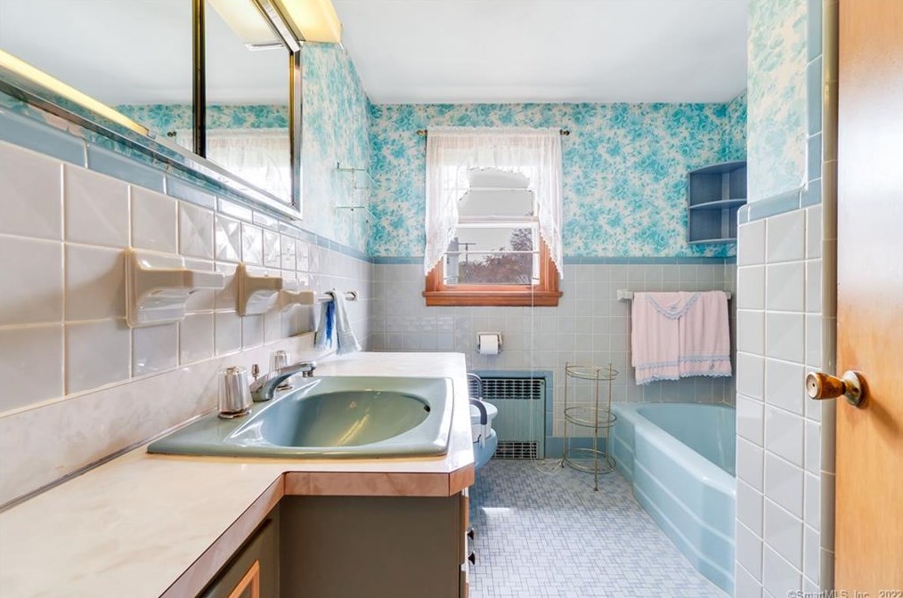 102 Crst St, Hartford CT 06109-2604 exterior