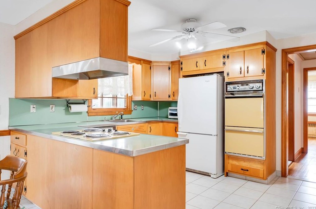 102 Crst St, Hartford CT 06109-2604 exterior