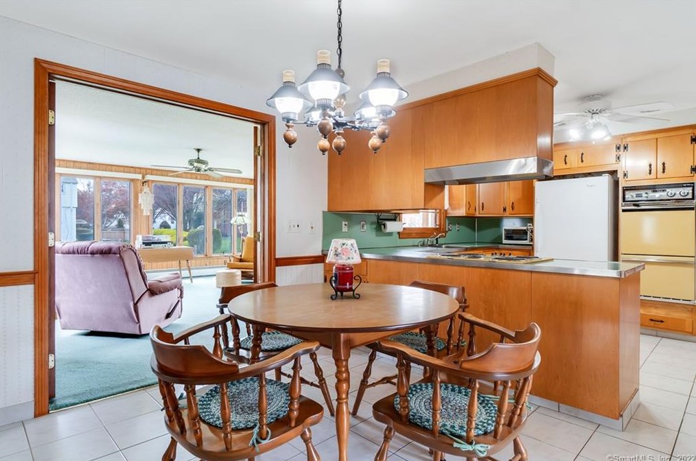 102 Crst St, Hartford CT 06109-2604 exterior