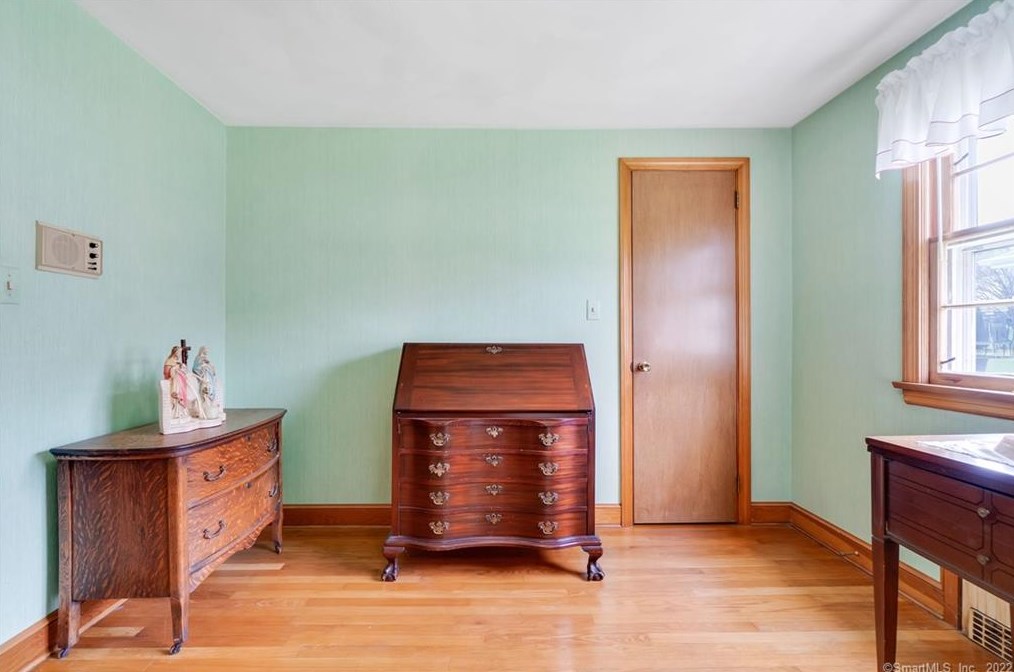 102 Crst St, Hartford CT 06109-2604 exterior