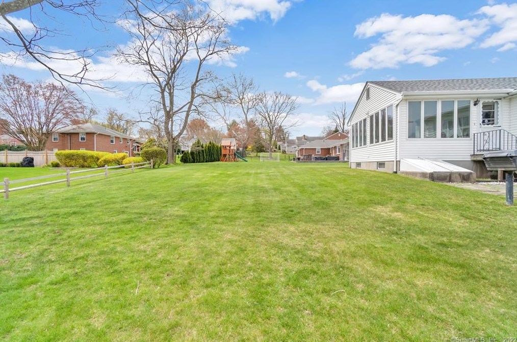 102 Crst St, Hartford CT 06109-2604 exterior