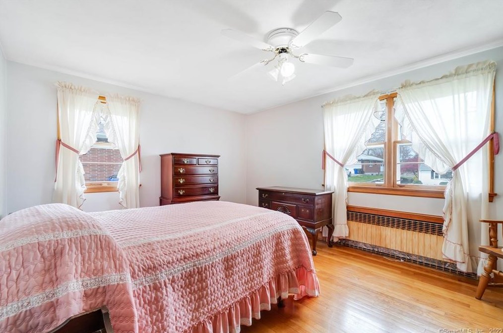 102 Crst St, Hartford CT 06109-2604 exterior