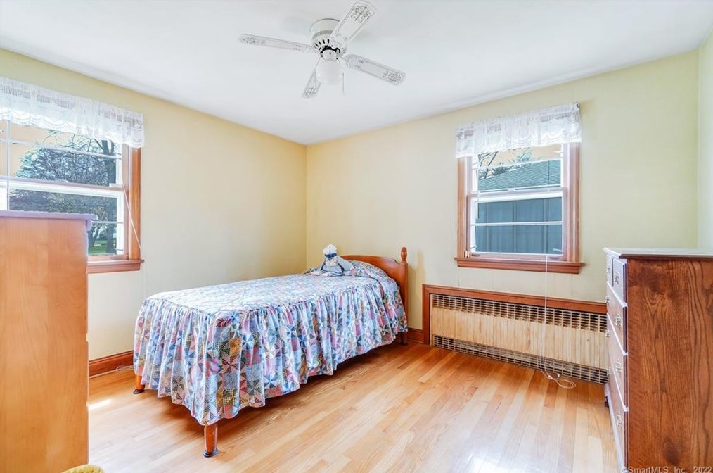 102 Crst St, Hartford CT 06109-2604 exterior