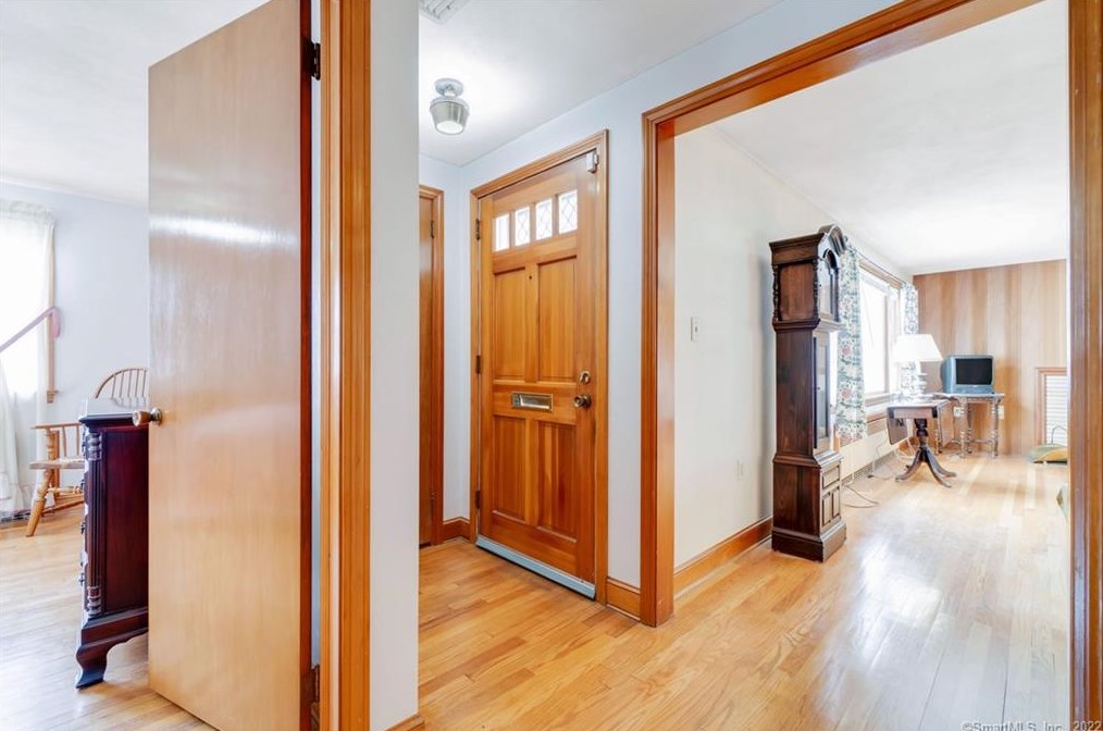 102 Crst St, Hartford CT 06109-2604 exterior