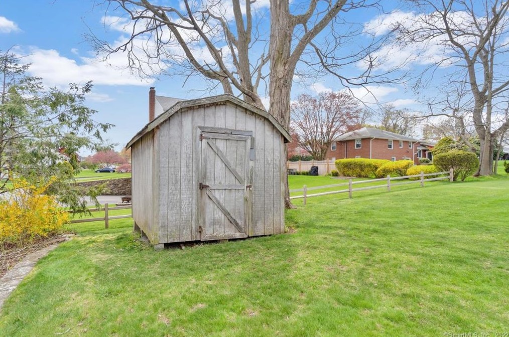 102 Crst St, Hartford CT 06109-2604 exterior