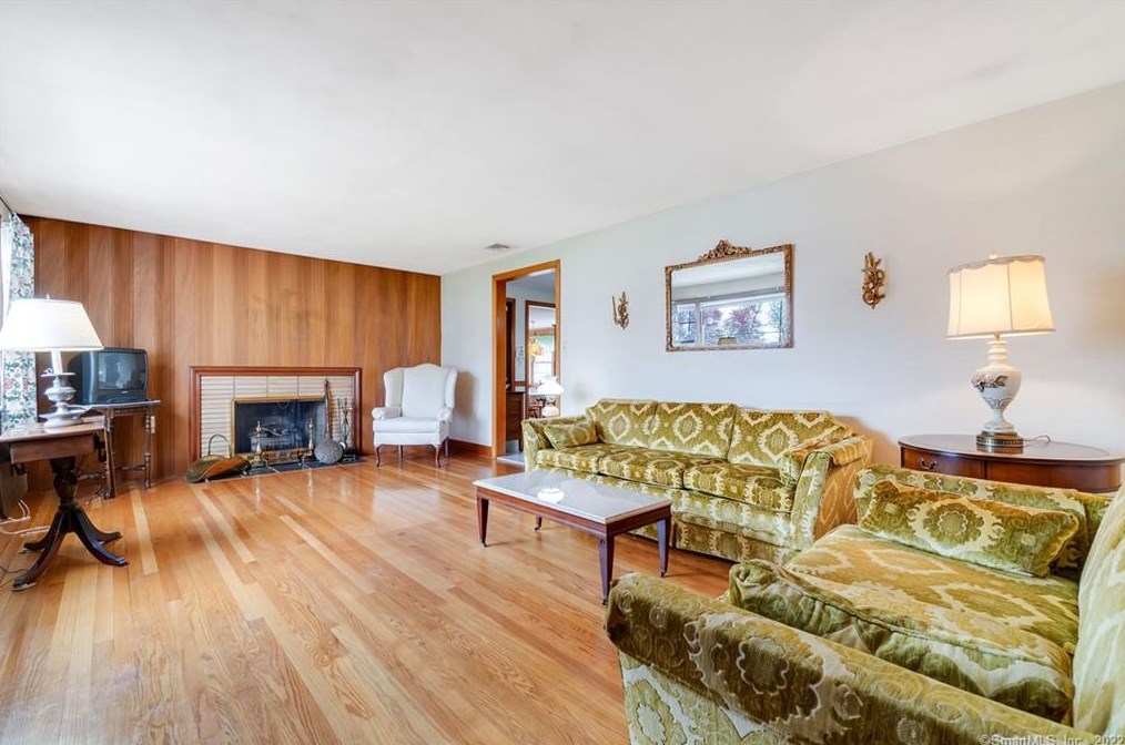 102 Crst St, Hartford CT 06109-2604 exterior