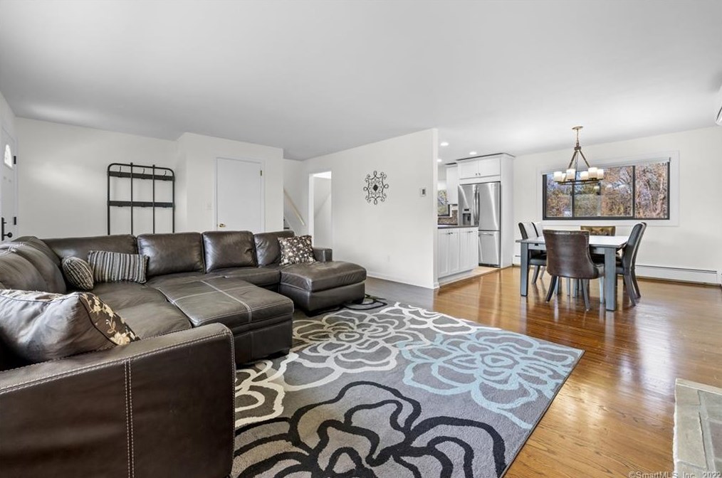 81 Sigwin Dr, Fairfield CT  06824-4005 exterior