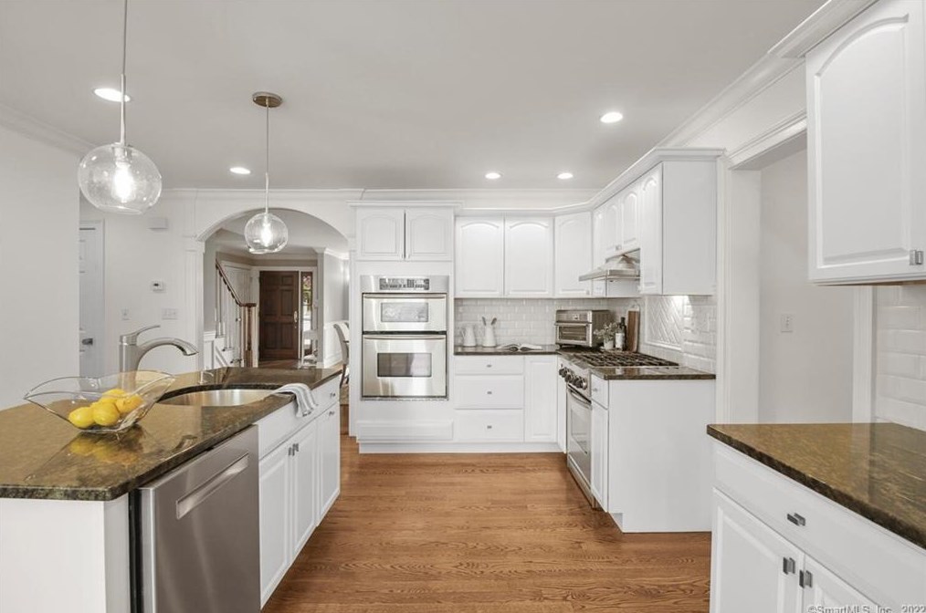 25 Bulkley Ave, Westport CT 06880-4110 exterior