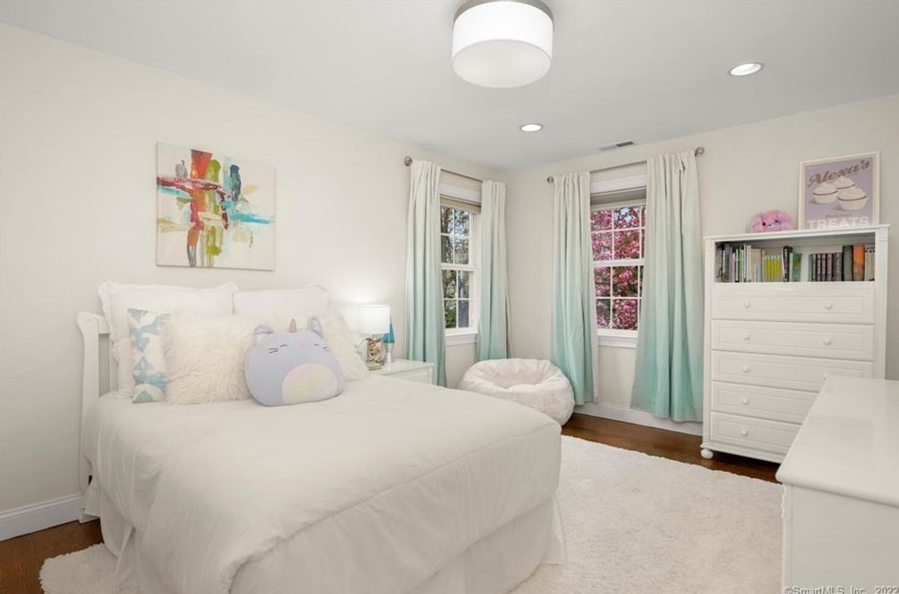 25 Bulkley Ave, Westport CT 06880-4110 exterior