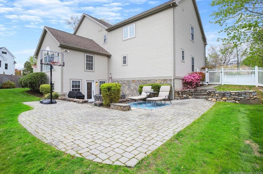 25 Bulkley Ave, Westport CT 06880-4110 exterior