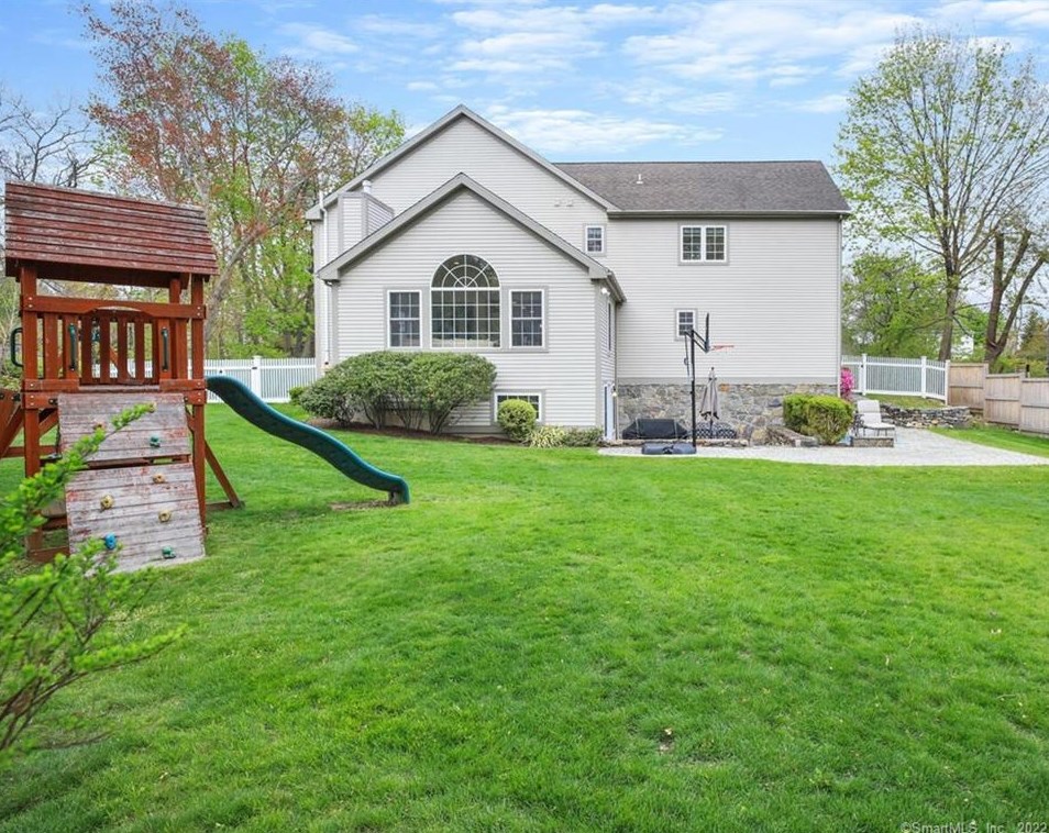 25 Bulkley Ave, Westport CT 06880-4110 exterior