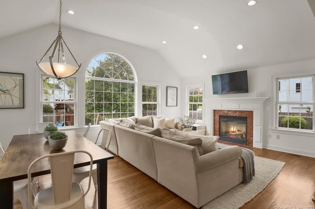 25 Bulkley Ave, Westport CT 06880-4110 exterior