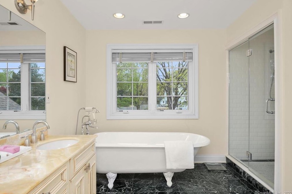 25 Bulkley Ave, Westport CT 06880-4110 exterior