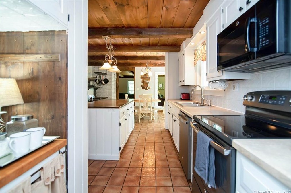 57 Old Kent Rd, Tolland CT 06084-3742 exterior