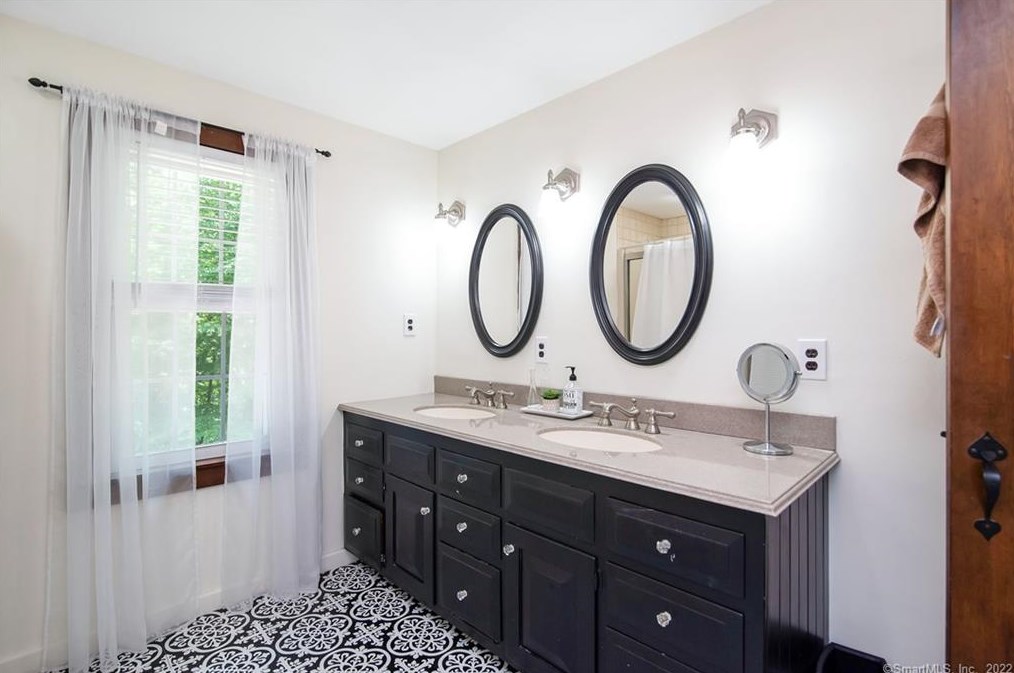 57 Old Kent Rd, Tolland CT 06084-3742 exterior