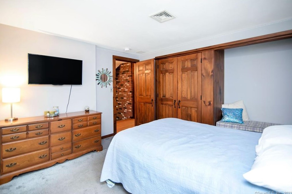 57 Old Kent Rd, Tolland CT 06084-3742 exterior