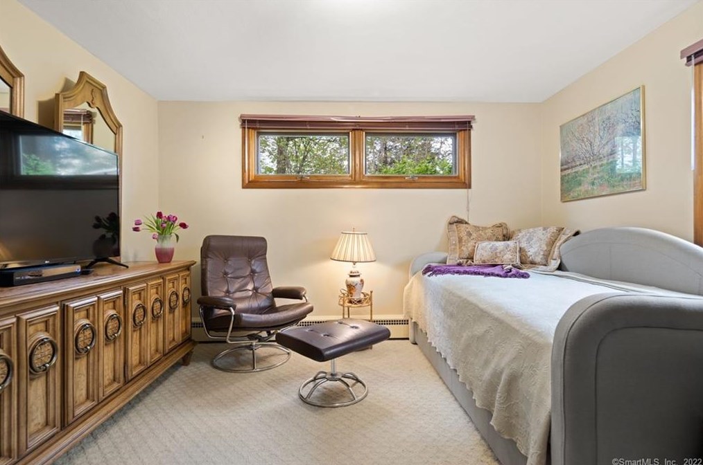 32 Skyline Dr, Farmington CT 06032-2019 exterior