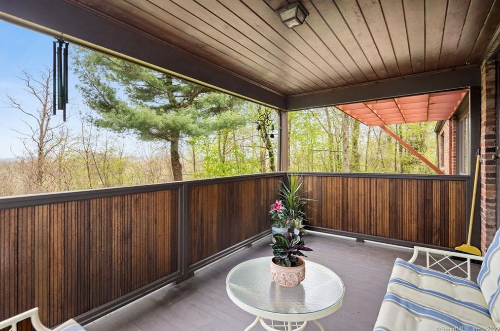 32 Skyline Dr, Farmington CT 06032-2019 exterior