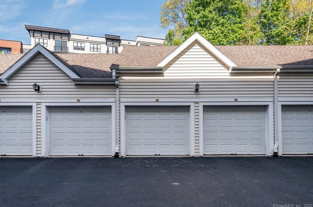 1 King Philip Dr, Hartford CT  06117-2100 exterior