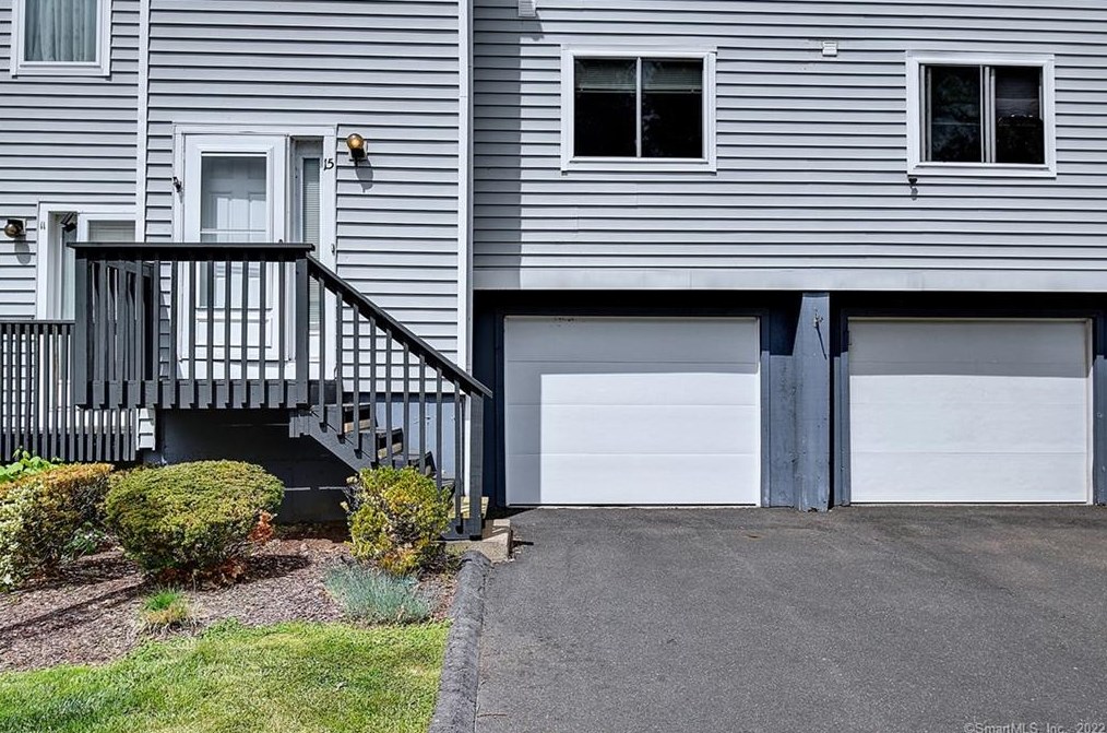 15 Avon Dale Rd, Cromwell CT  06416-2510 exterior