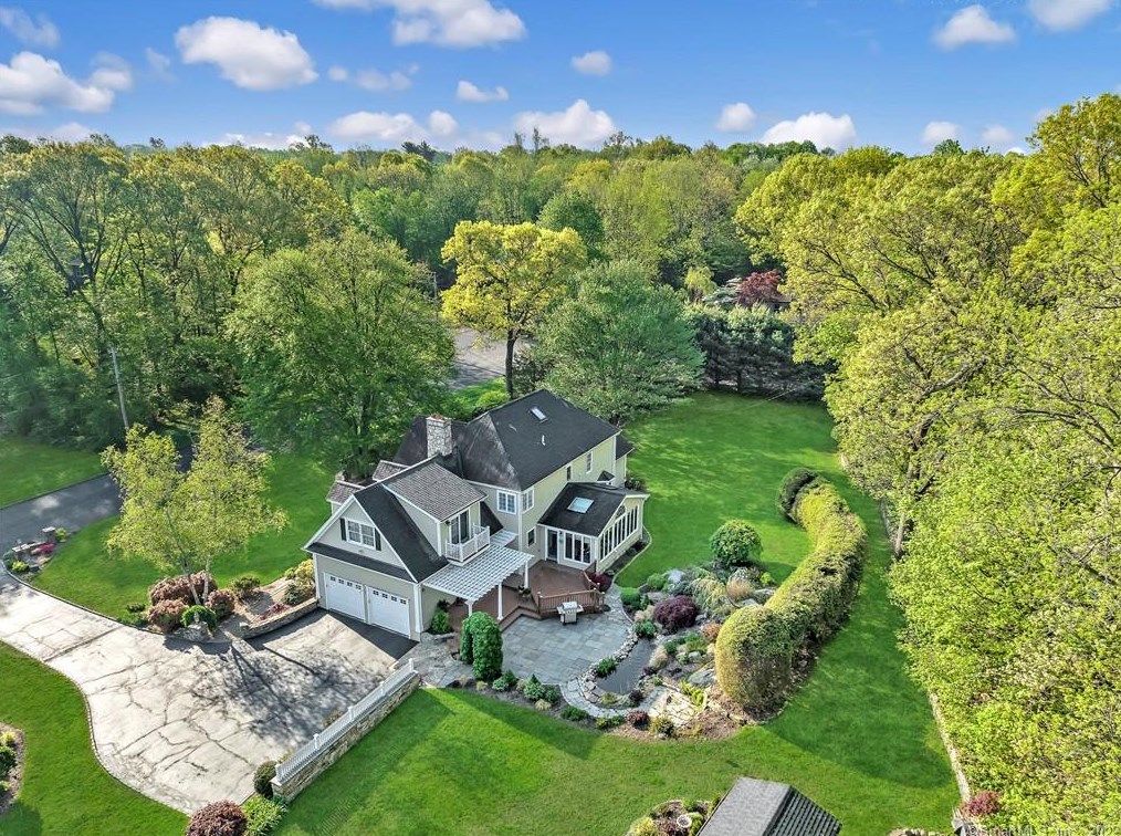 33 Ledgewood Rd, Huntington CT  06484-2147 exterior