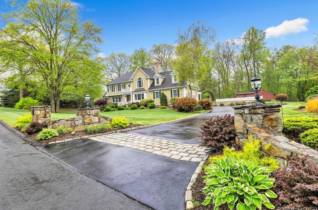 33 Ledgewood Rd, Huntington CT  06484-2147 exterior