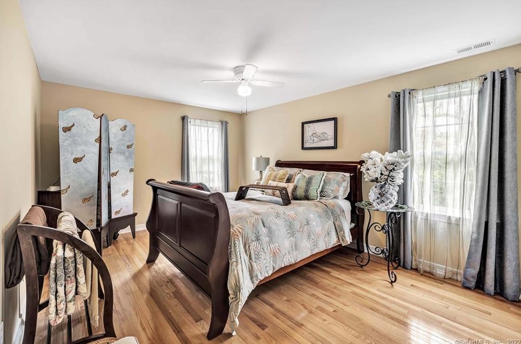 33 Ledgewood Rd, Huntington CT  06484-2147 exterior