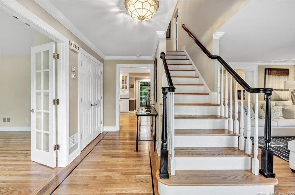 33 Ledgewood Rd, Huntington CT  06484-2147 exterior