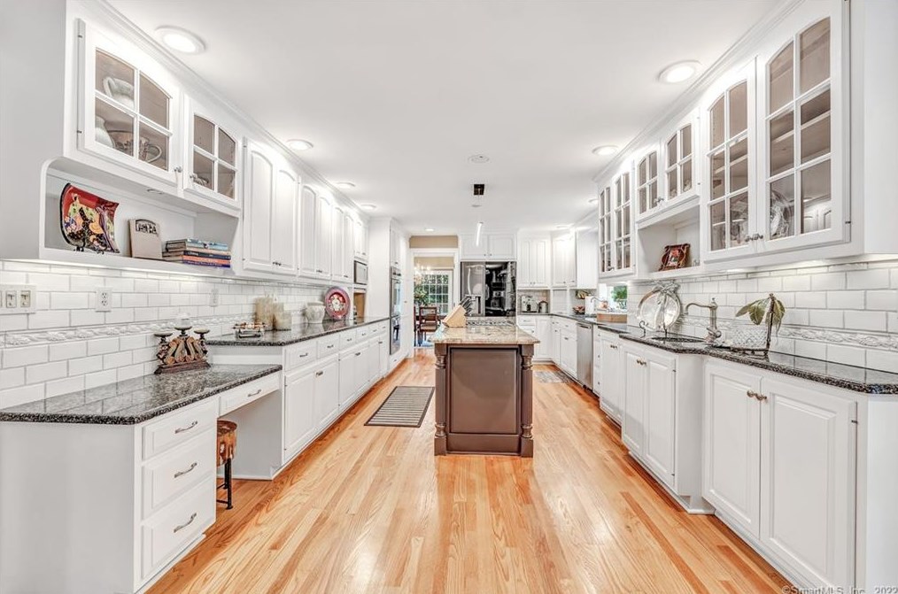 33 Ledgewood Rd, Huntington CT  06484-2147 exterior