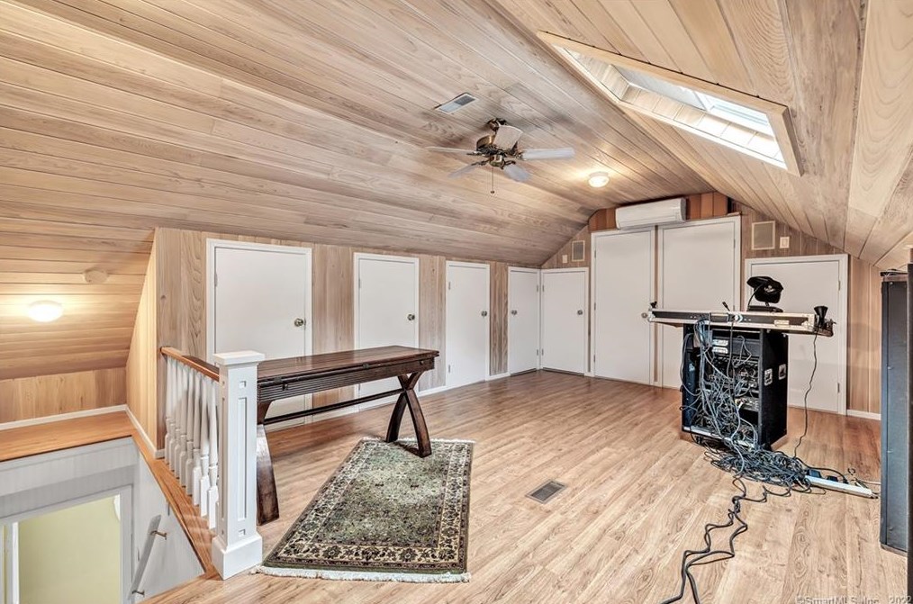 33 Ledgewood Rd, Huntington CT  06484-2147 exterior