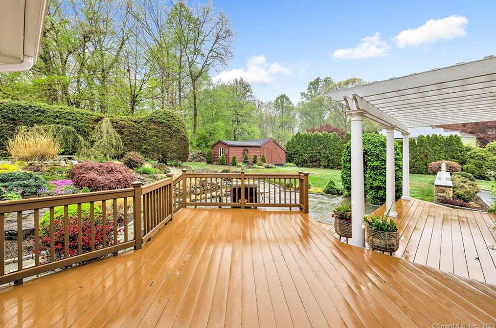 33 Ledgewood Rd, Huntington CT  06484-2147 exterior