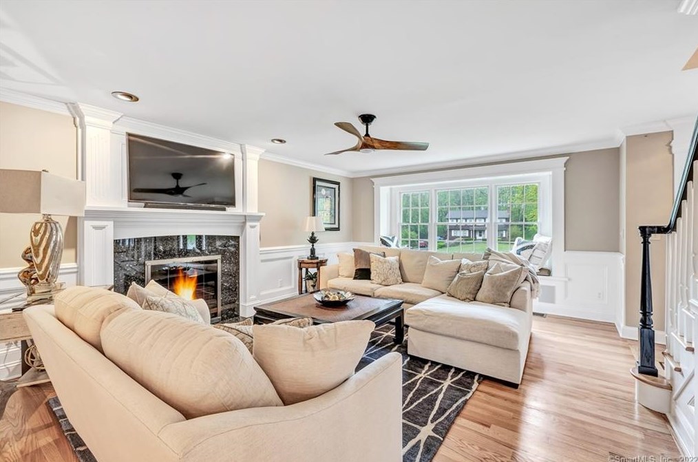 33 Ledgewood Rd, Huntington CT  06484-2147 exterior