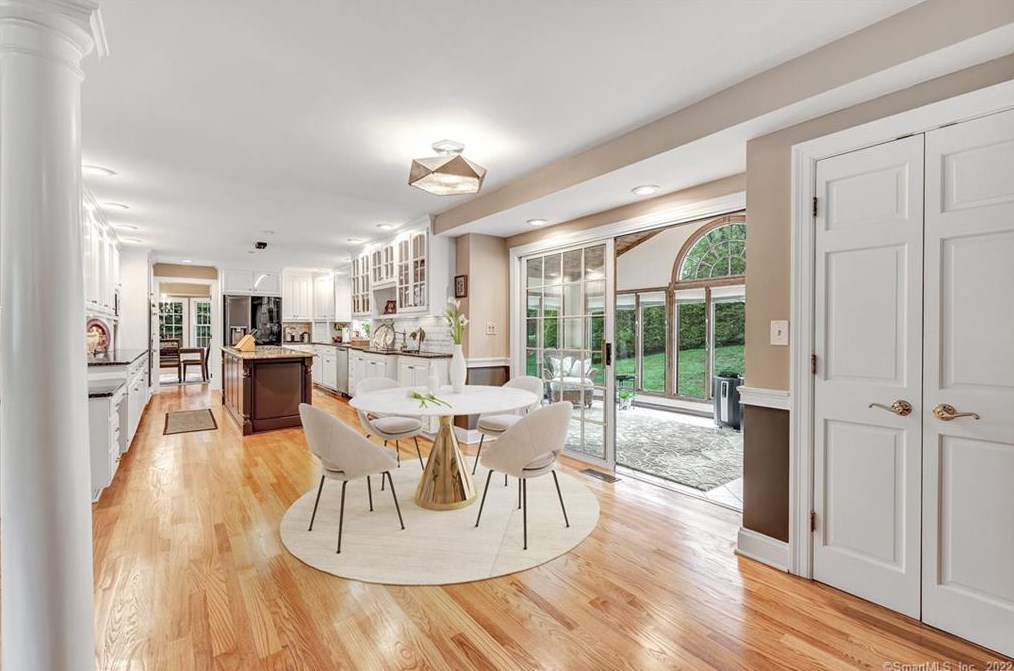 33 Ledgewood Rd, Huntington CT  06484-2147 exterior