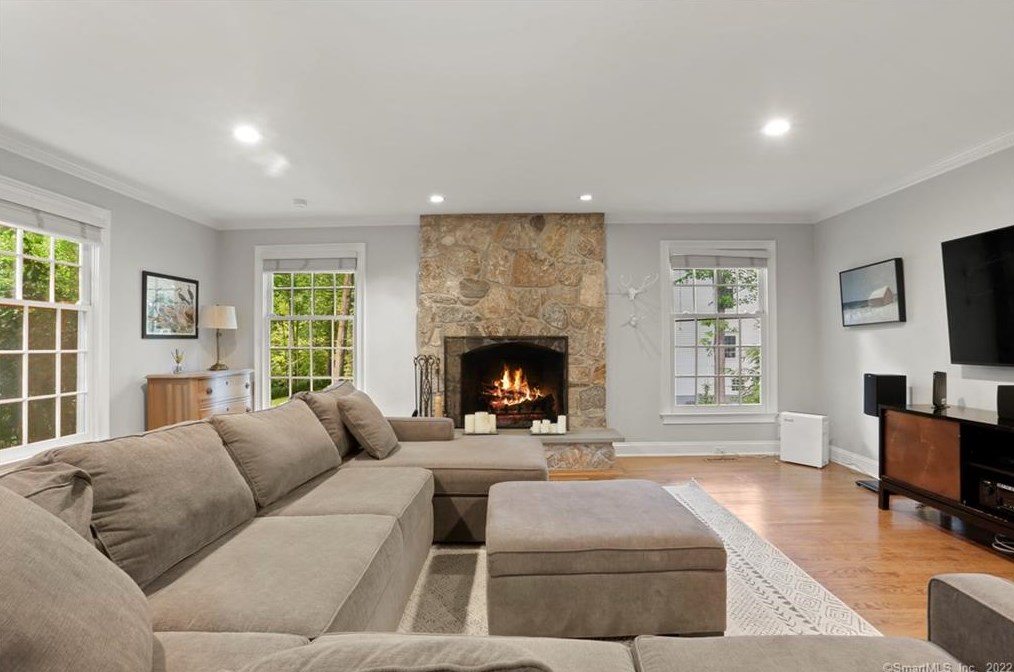 9 Frontier Rd, Cos Cob CT  06807-1207 exterior