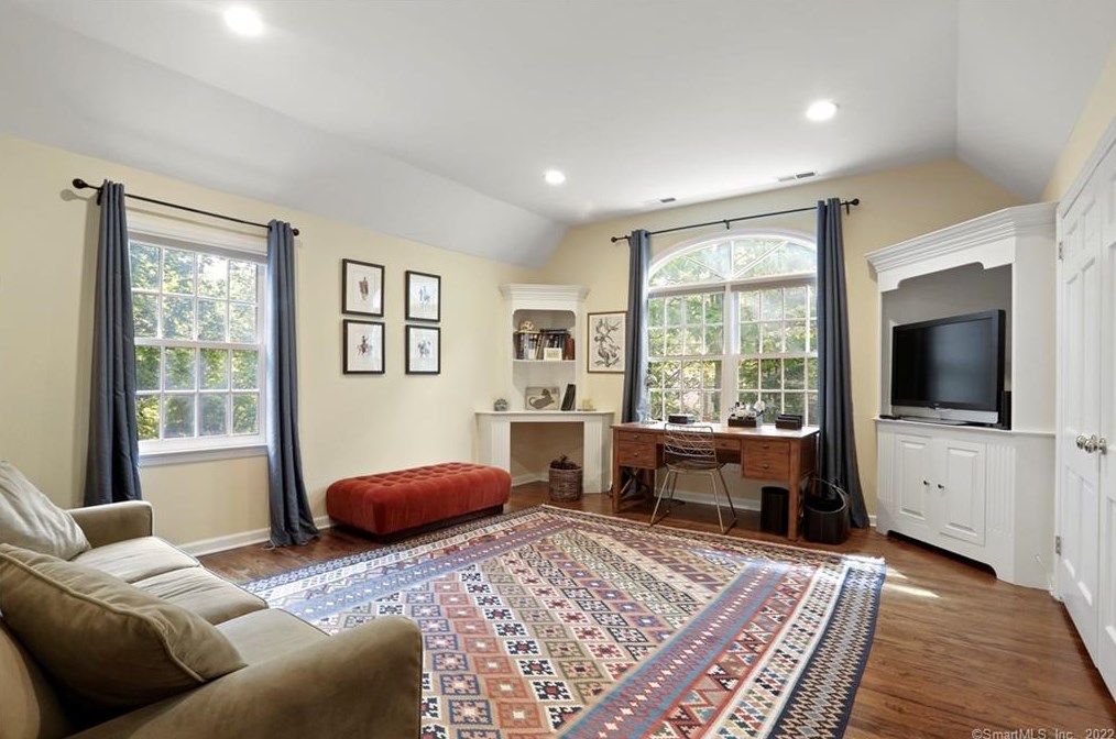 9 Frontier Rd, Cos Cob CT  06807-1207 exterior