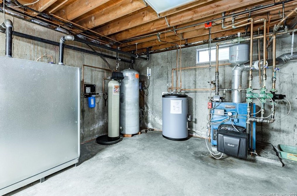 75 Tamara Cir, Avon CT 06001-2234 exterior