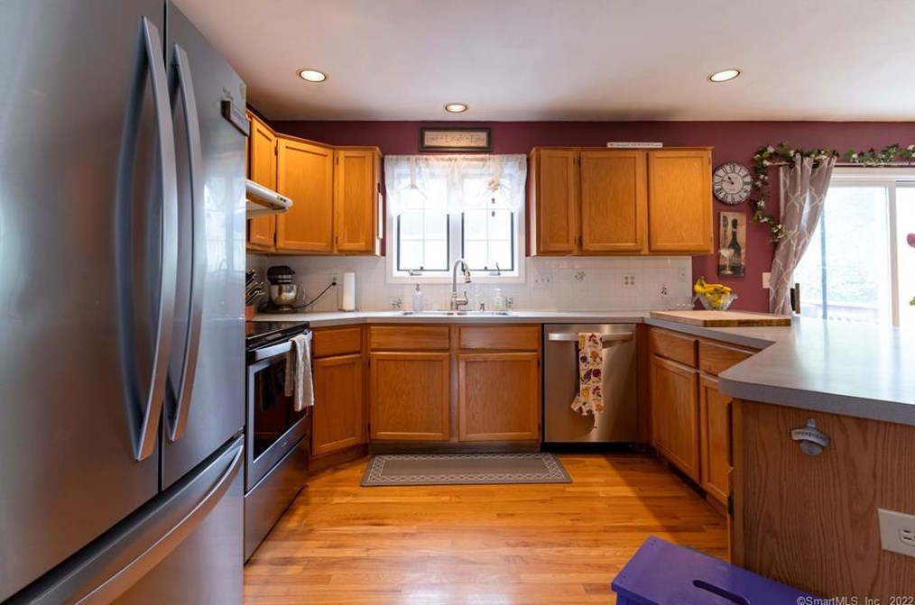 2 Stuart Dr, Newtown CT  06470-2767 exterior