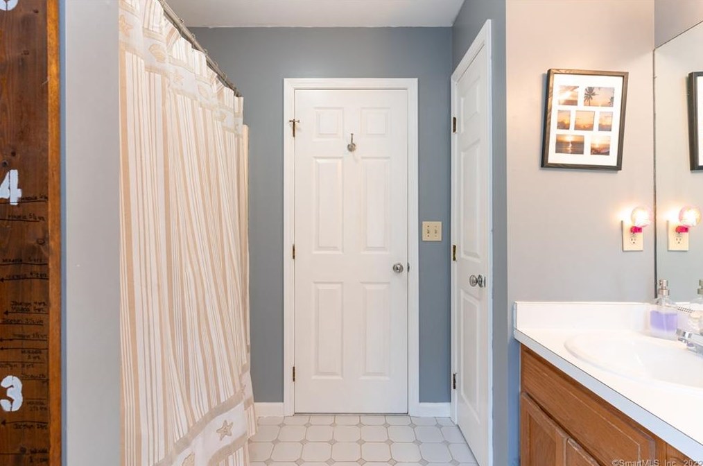 2 Stuart Dr, Newtown CT  06470-2767 exterior