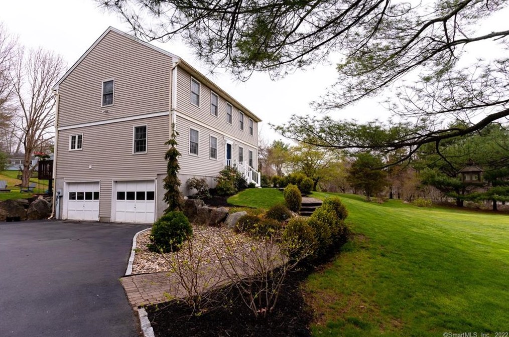 2 Stuart Dr, Newtown CT  06470-2767 exterior