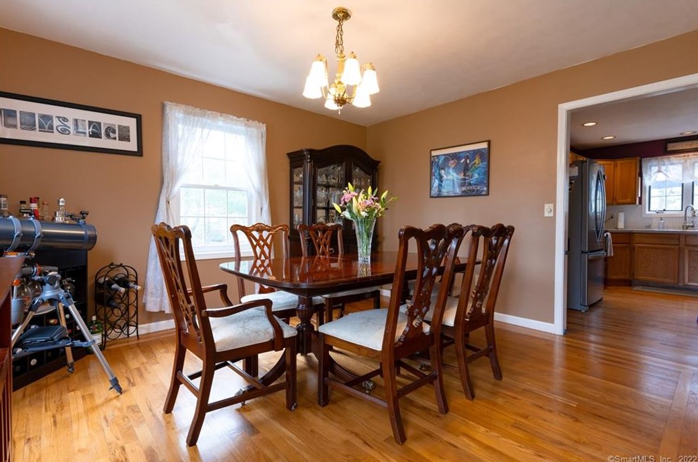 2 Stuart Dr, Newtown CT  06470-2767 exterior