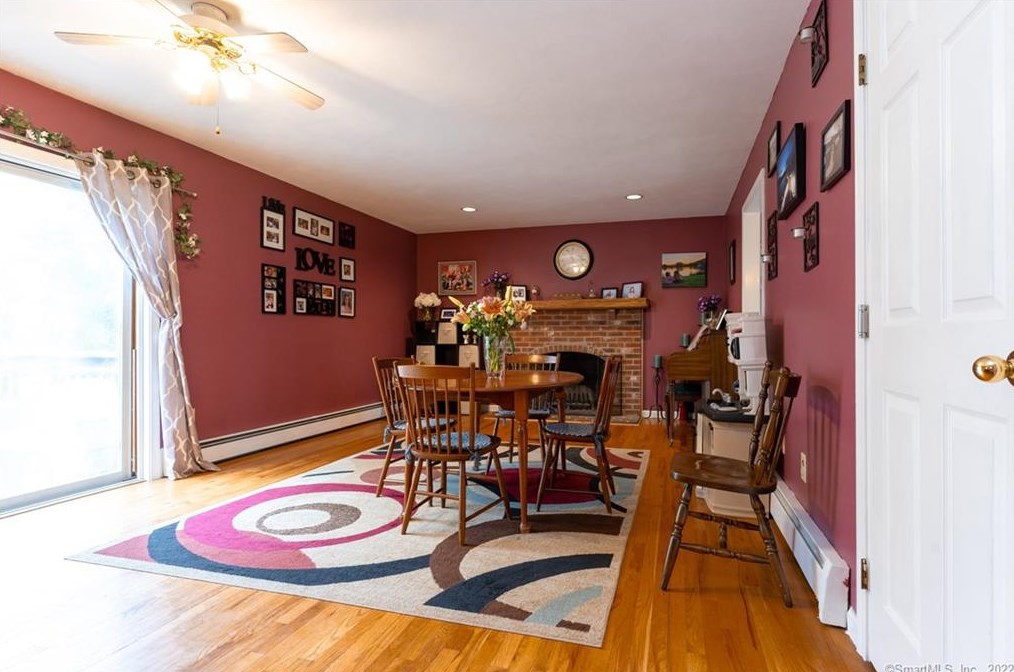 2 Stuart Dr, Newtown CT  06470-2767 exterior