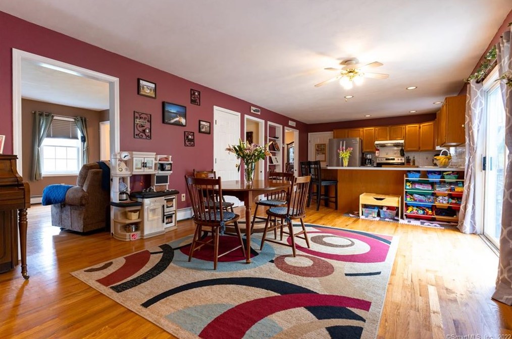 2 Stuart Dr, Newtown CT  06470-2767 exterior