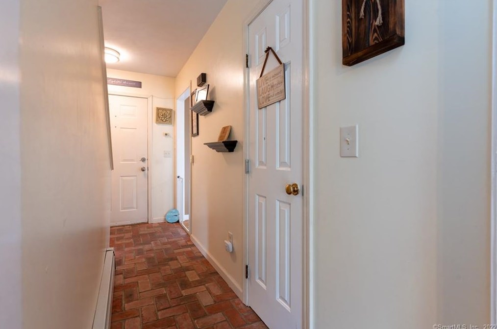 2 Stuart Dr, Newtown CT  06470-2767 exterior