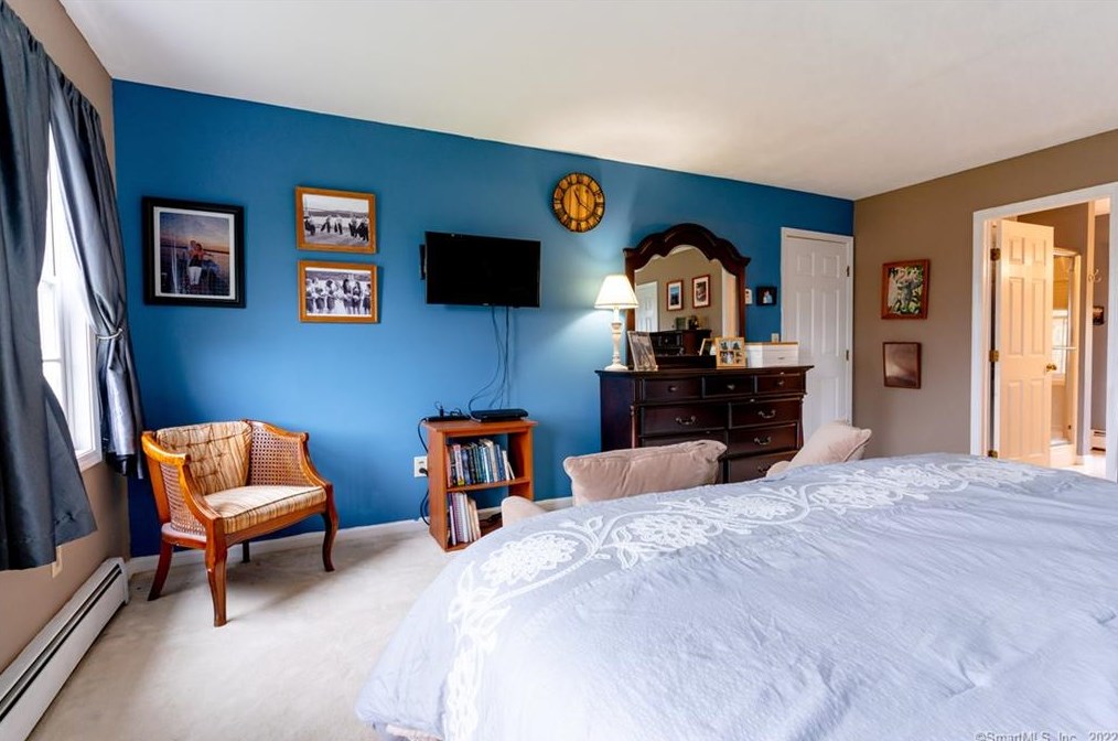 2 Stuart Dr, Newtown CT  06470-2767 exterior