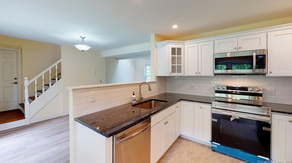 61 Duane Ln, Unionville CT  06013-1307 exterior