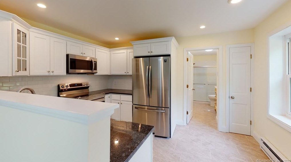 61 Duane Ln, Unionville CT  06013-1307 exterior