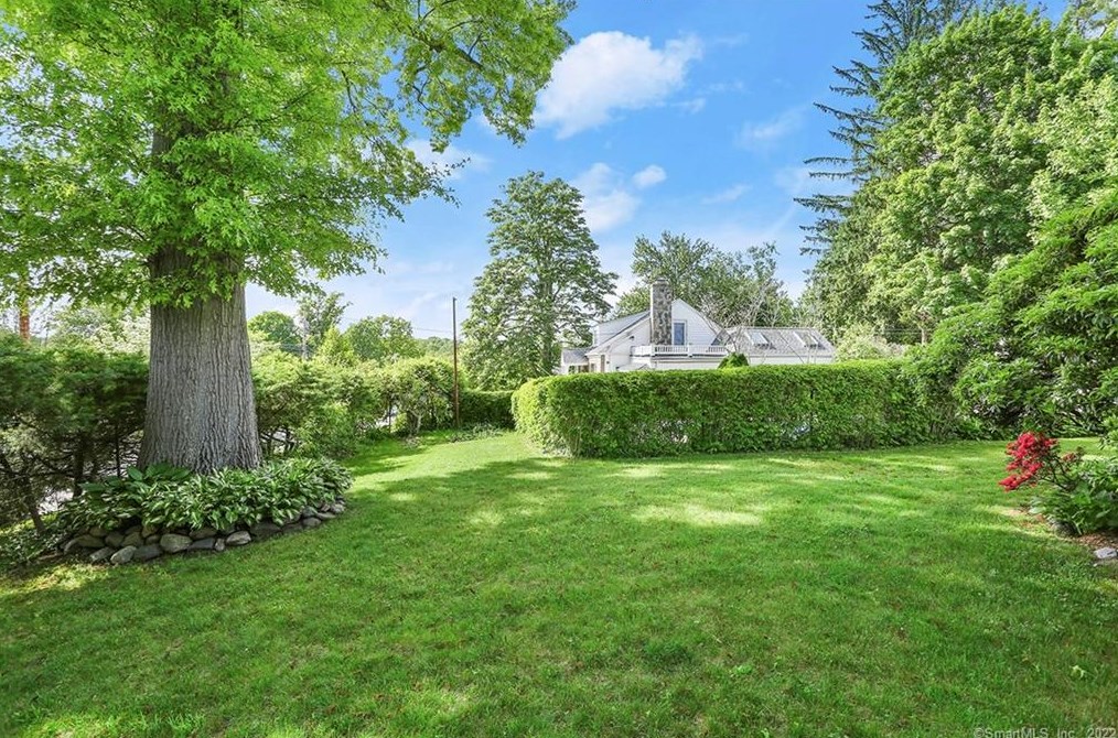 1026 Merritt St, Fairfield CT 06825-1531 exterior