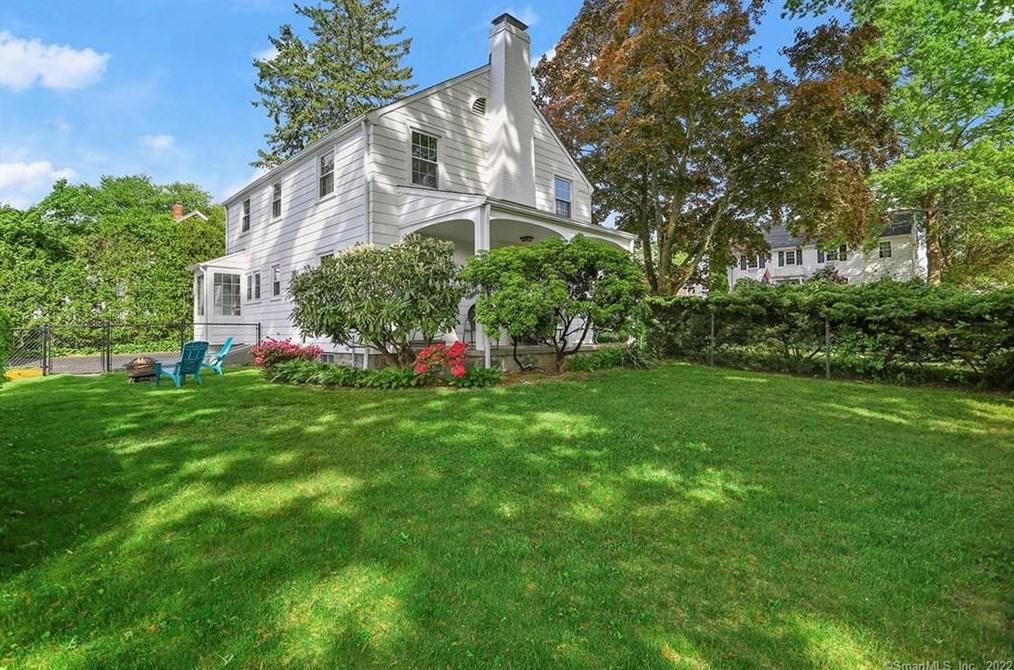 1026 Merritt St, Fairfield CT 06825-1531 exterior